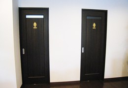 港南台斎場：男女別トイレ