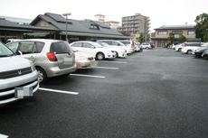谷塚斎場、駐車場