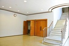市川市斎場、入口　ロビー
